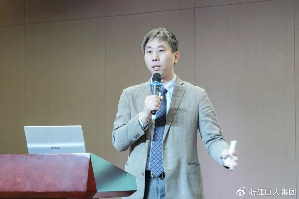 聚變 ? 與時(shí)偕行——巨人集團(tuán)2025’迎春大會 聚變 ? 與時(shí)偕行——巨人集團(tuán)2025’迎春大會