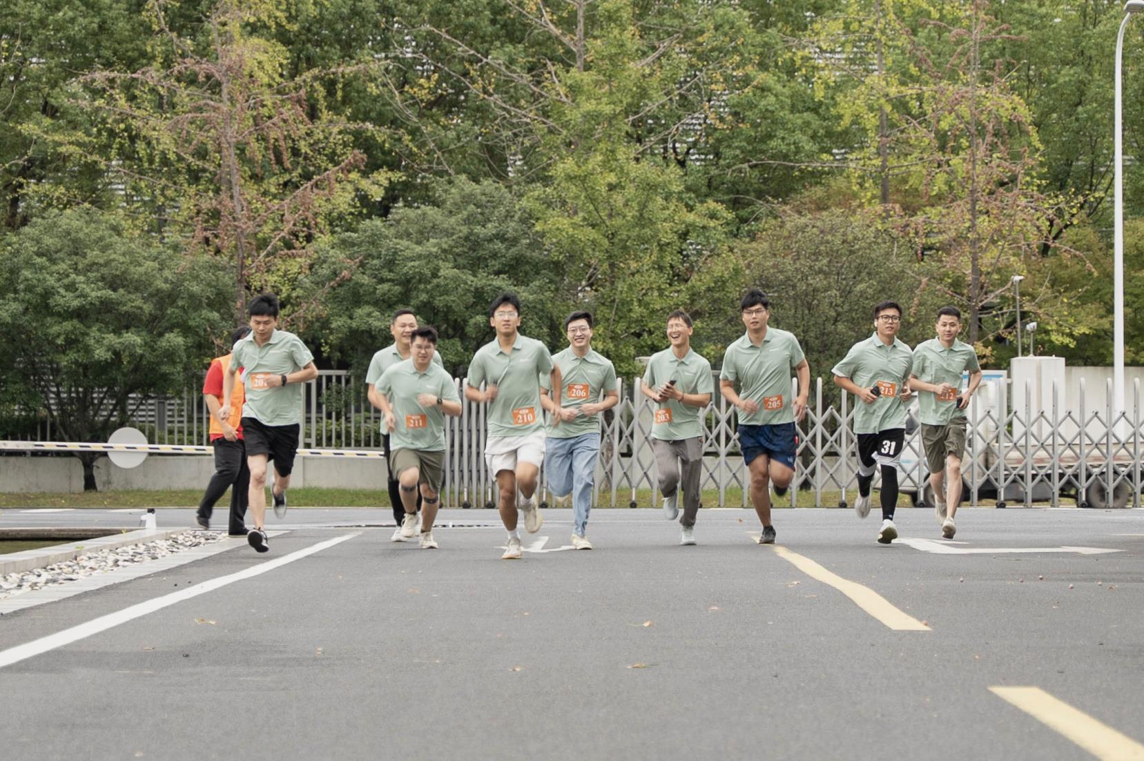 塔下再聚首 攀登勢(shì)正雄——巨龍電梯試驗(yàn)塔第六屆登高跑開(kāi)賽 塔下再聚首 攀登勢(shì)正雄——巨龍電梯試驗(yàn)塔第六屆登高跑開(kāi)賽