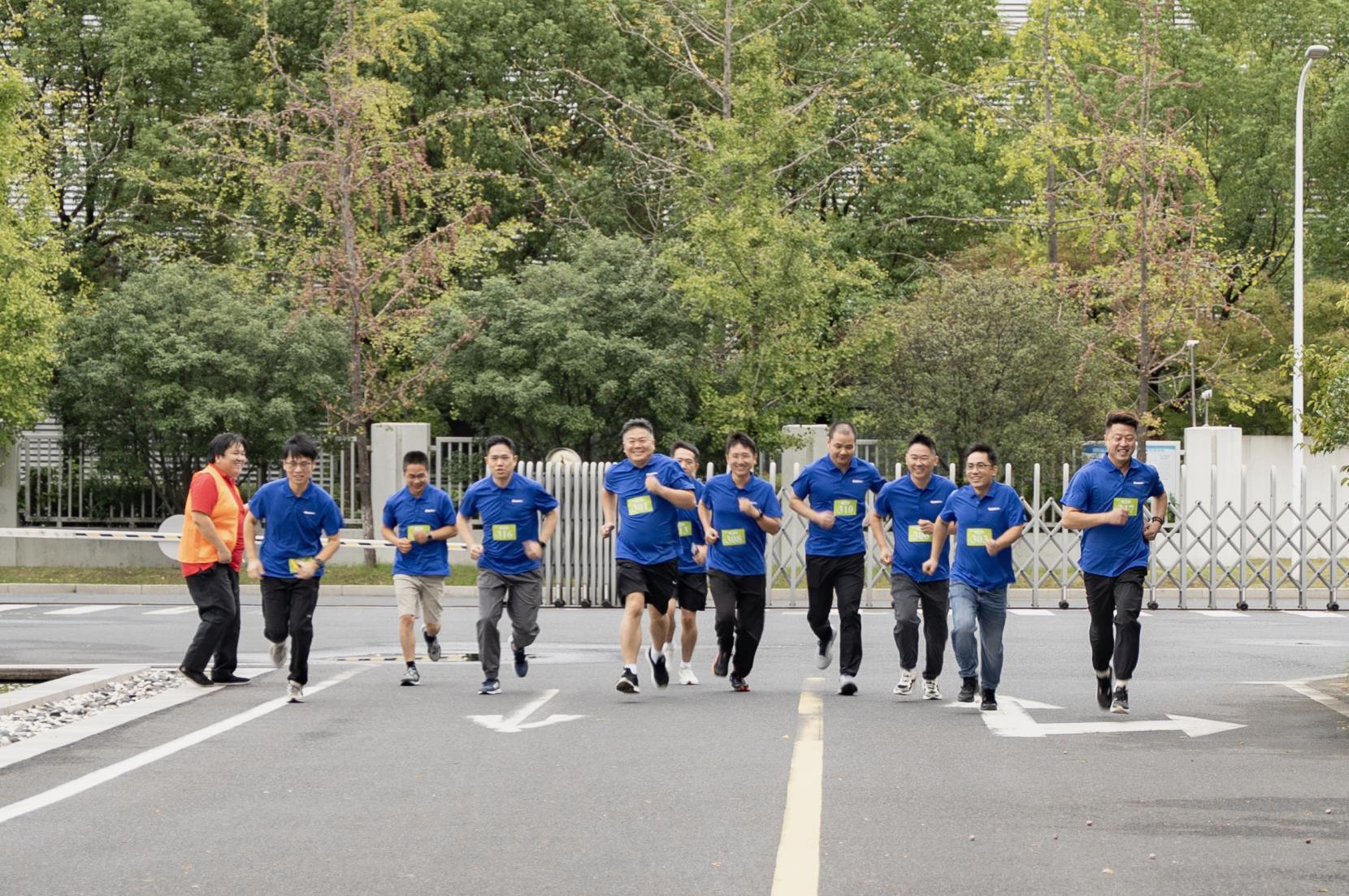 塔下再聚首 攀登勢(shì)正雄——巨龍電梯試驗(yàn)塔第六屆登高跑開(kāi)賽 塔下再聚首 攀登勢(shì)正雄——巨龍電梯試驗(yàn)塔第六屆登高跑開(kāi)賽