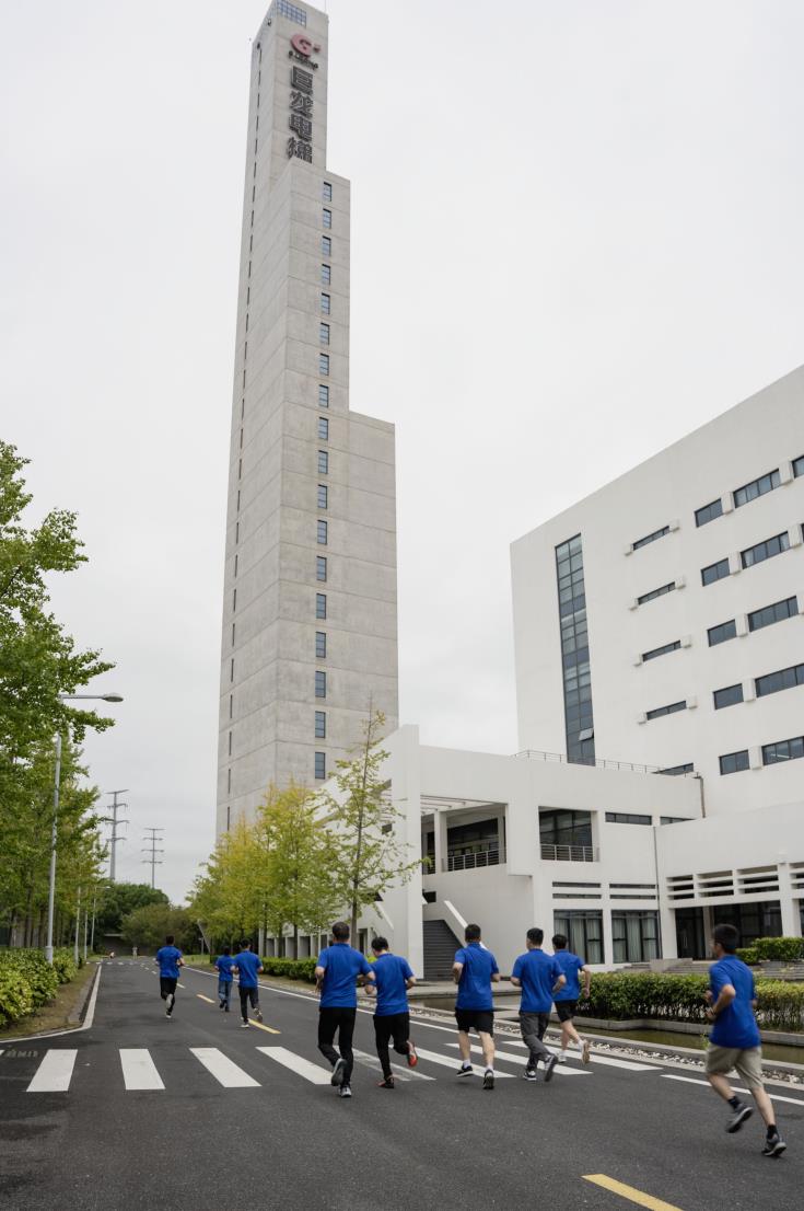 塔下再聚首 攀登勢(shì)正雄——巨龍電梯試驗(yàn)塔第六屆登高跑開(kāi)賽 塔下再聚首 攀登勢(shì)正雄——巨龍電梯試驗(yàn)塔第六屆登高跑開(kāi)賽