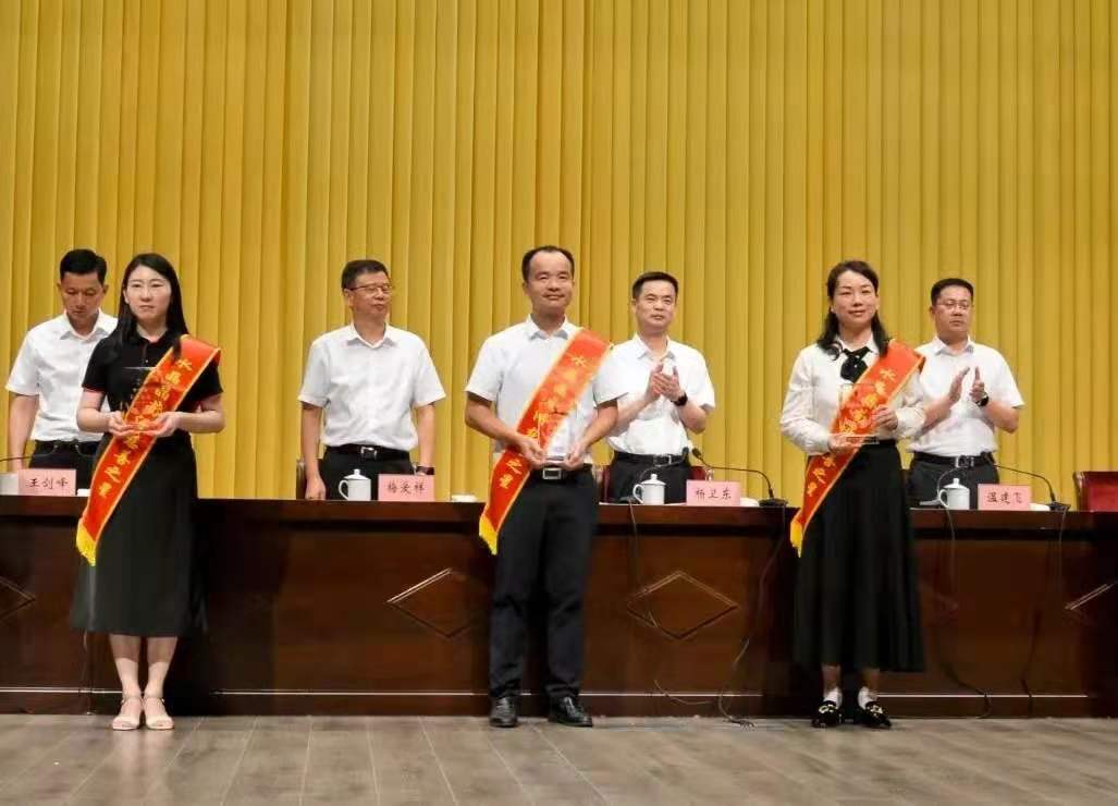 ▲巨人集團榮獲“五星級水晶晶南潯慈善之星”獎